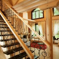 Marche d'escalier dans une maison en bois