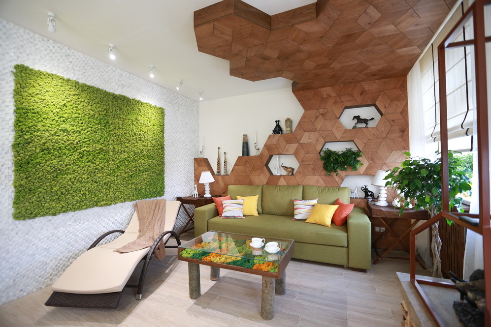 Murale verde sulla parete del soggiorno in stile eco