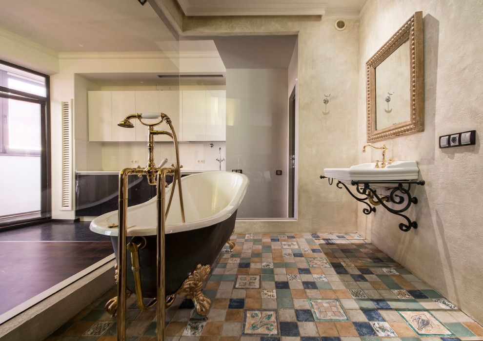 Spacieuse salle de bain avec mosaïque de céramique au sol