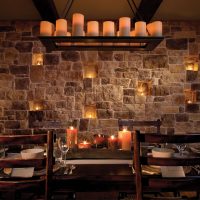 Atmosfera romantica in cucina con muro di pietra