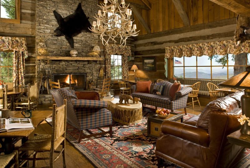 La conception du salon dans une maison en bois dans un style de chasse