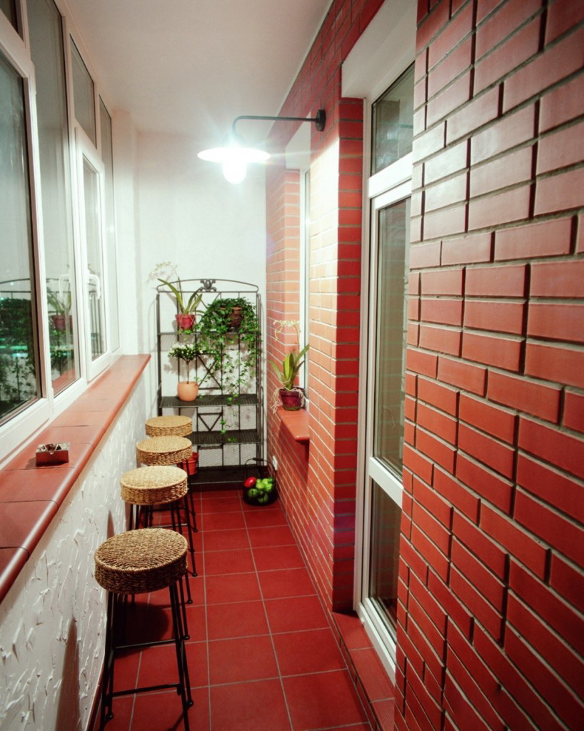 Beau balcon avec mur de briques rouges