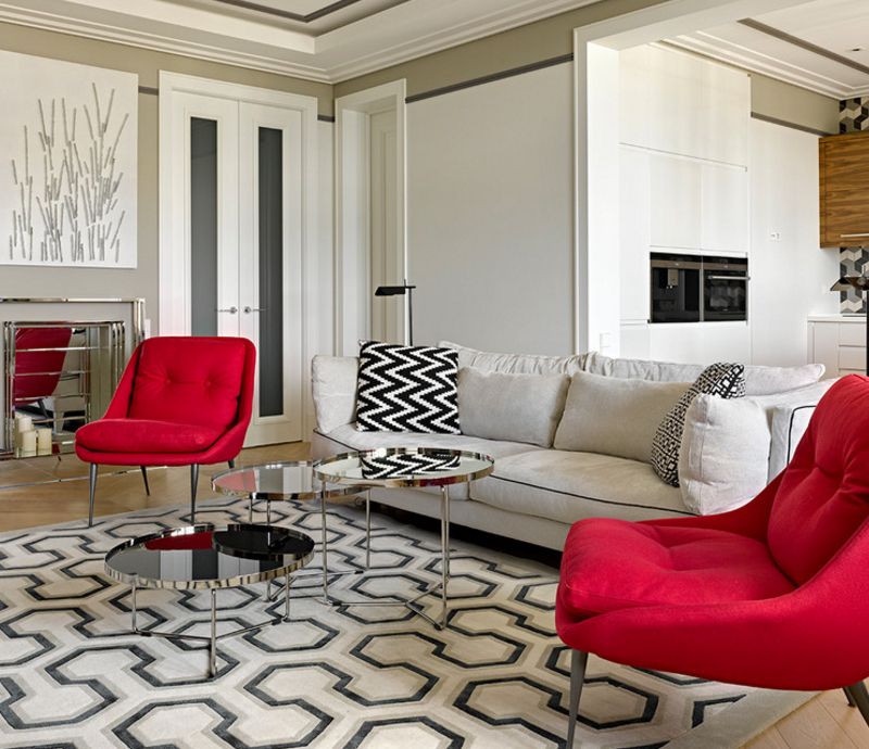 Due sedie rosse sul tappeto con un motivo geometrico