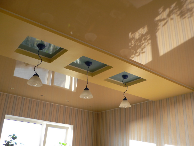 Plafond à plusieurs niveaux dans la cuisine d'un appartement moderne