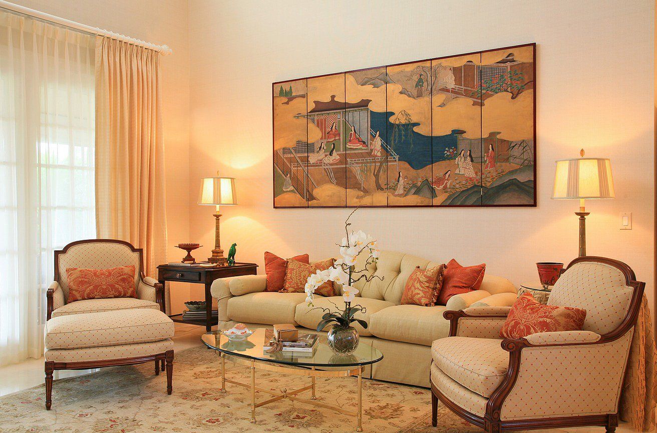 Dzīvojamā istaba ar persiku aizkariem un modulāru attēlu.