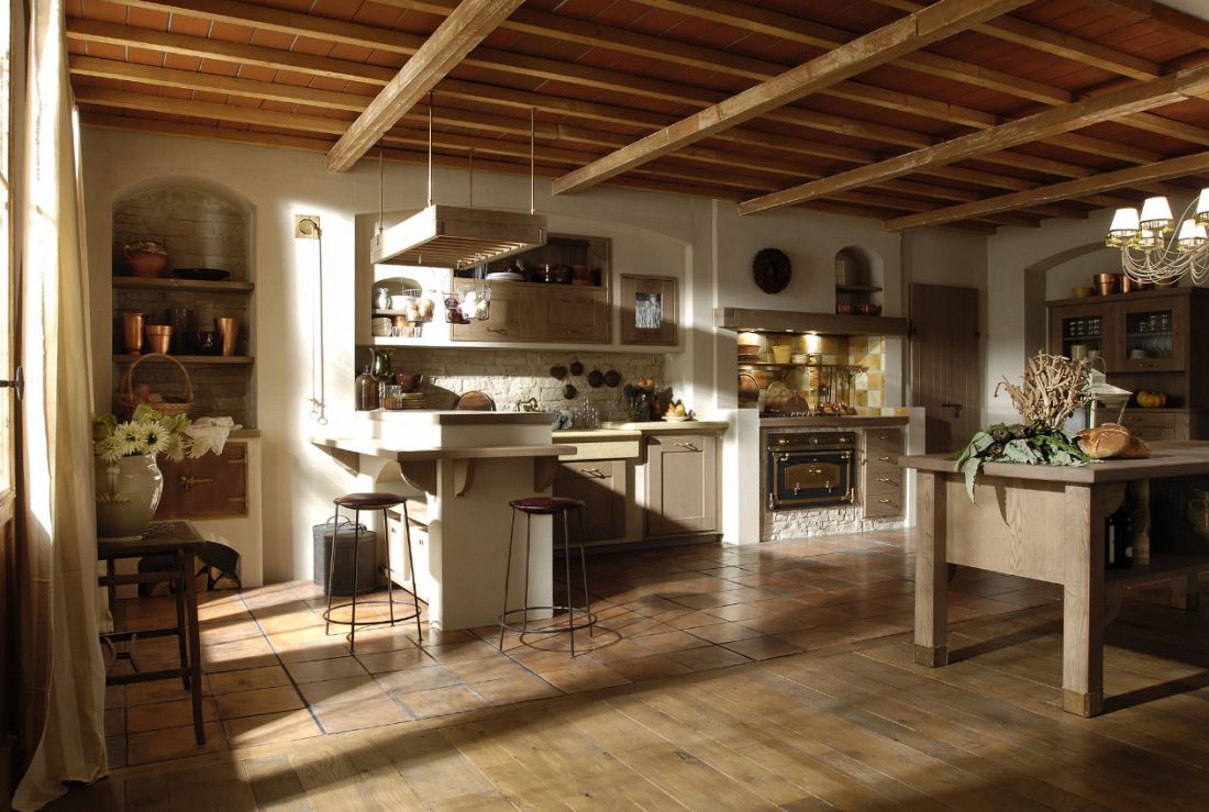Pavimento in legno in cucina con mobili italiani
