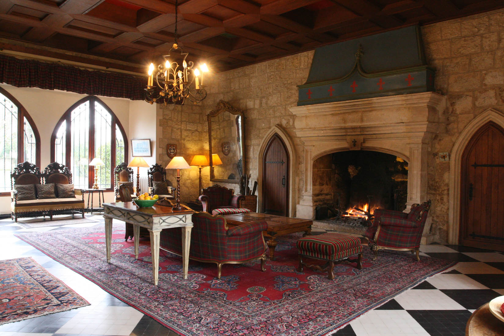 Zone de repos devant la cheminée dans le salon dans le style du château