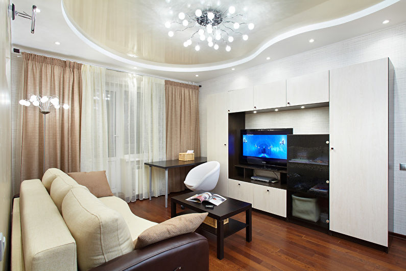 Soffitto teso con una superficie lucida nel soggiorno di un appartamento moderno