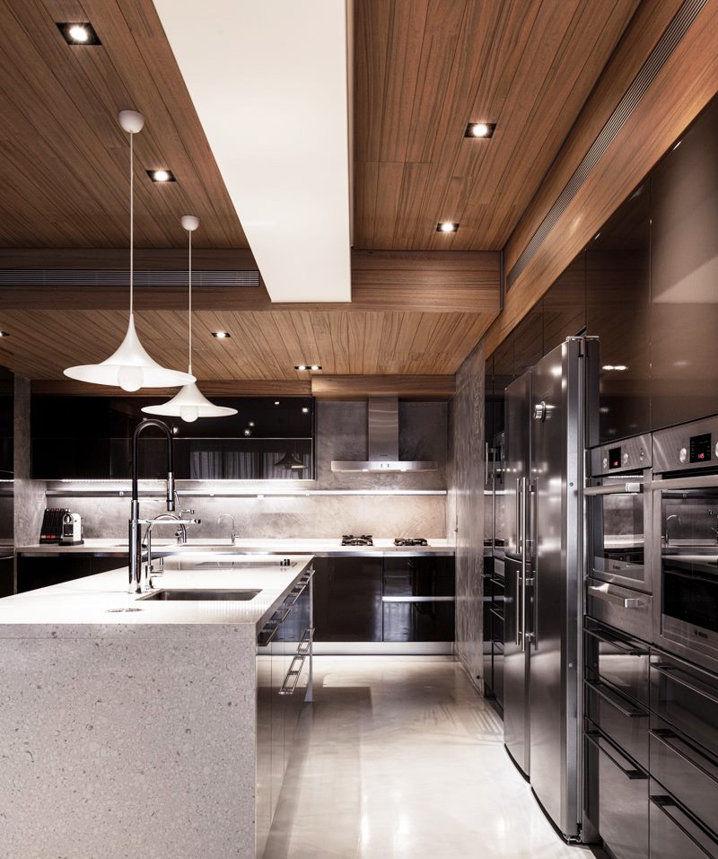 Soffitto della cucina con pannelli in legno