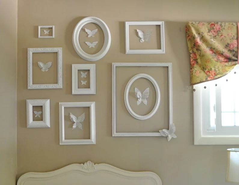 Décoration du mur au-dessus de la tête du lit avec des peintures avec des papillons