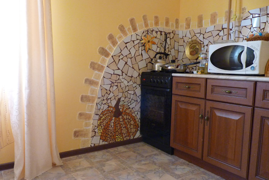 Décorer un mur de cuisine avec des fragments de carreaux de céramique