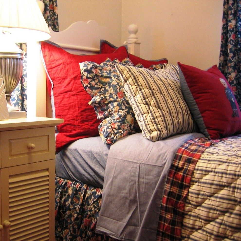 Įvairiaspalvės pagalvės ant lovos miegamajame