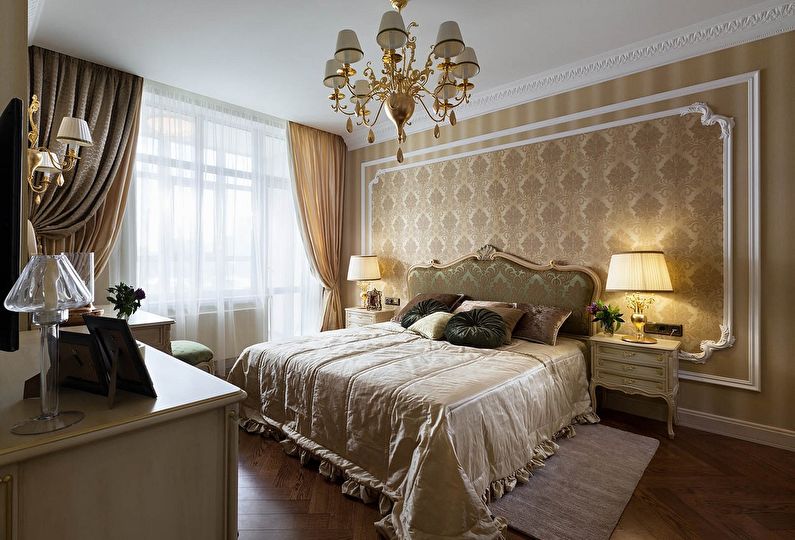 Pozlaćeni luster na stropu klasične spavaće sobe