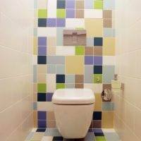 Carrelage coloré dans la salle de bain d'une maison à panneaux