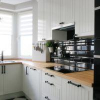 Tablier noir dans une cuisine moderne