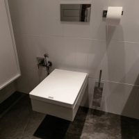 Toilette carrée dans la conception de la toilette
