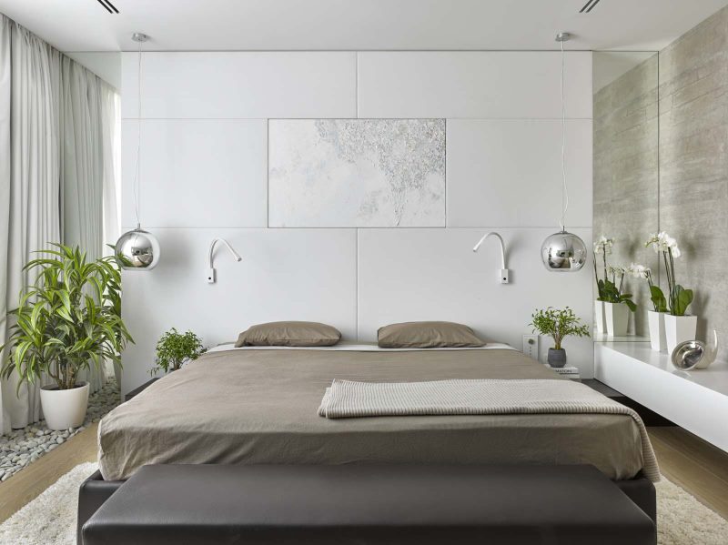 Grijs bed in het interieur van een moderne slaapkamer