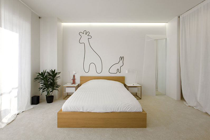 Gyvūnų kontūrai ant baltos modernaus miegamojo sienos