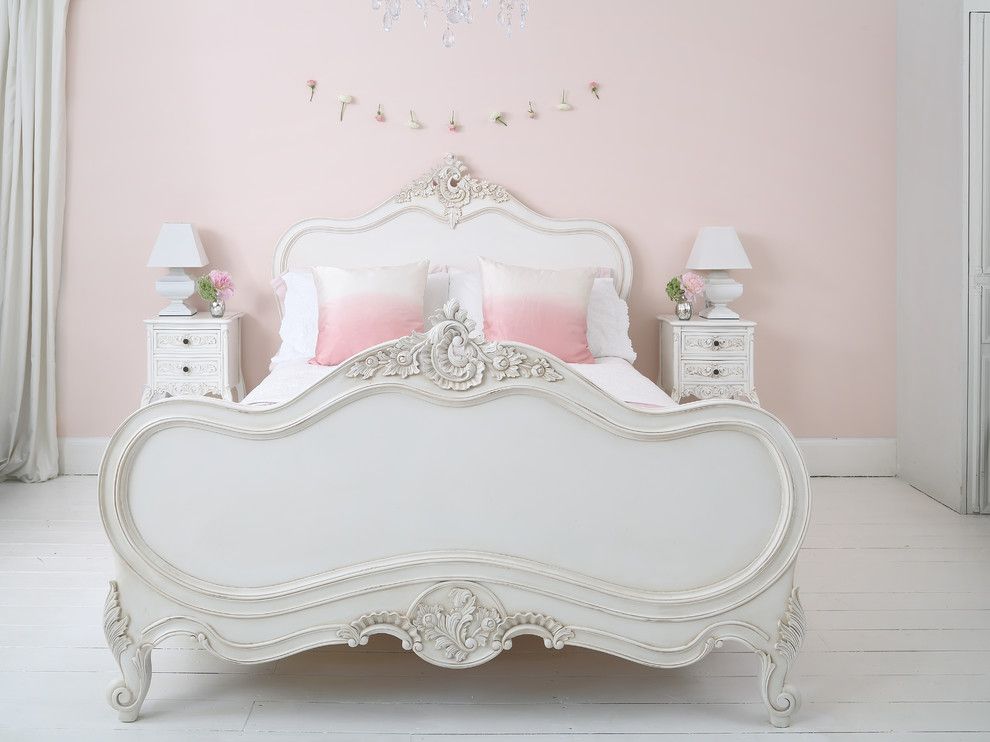 غرفة نوم بيضاء داخلية مع جدار وردي
