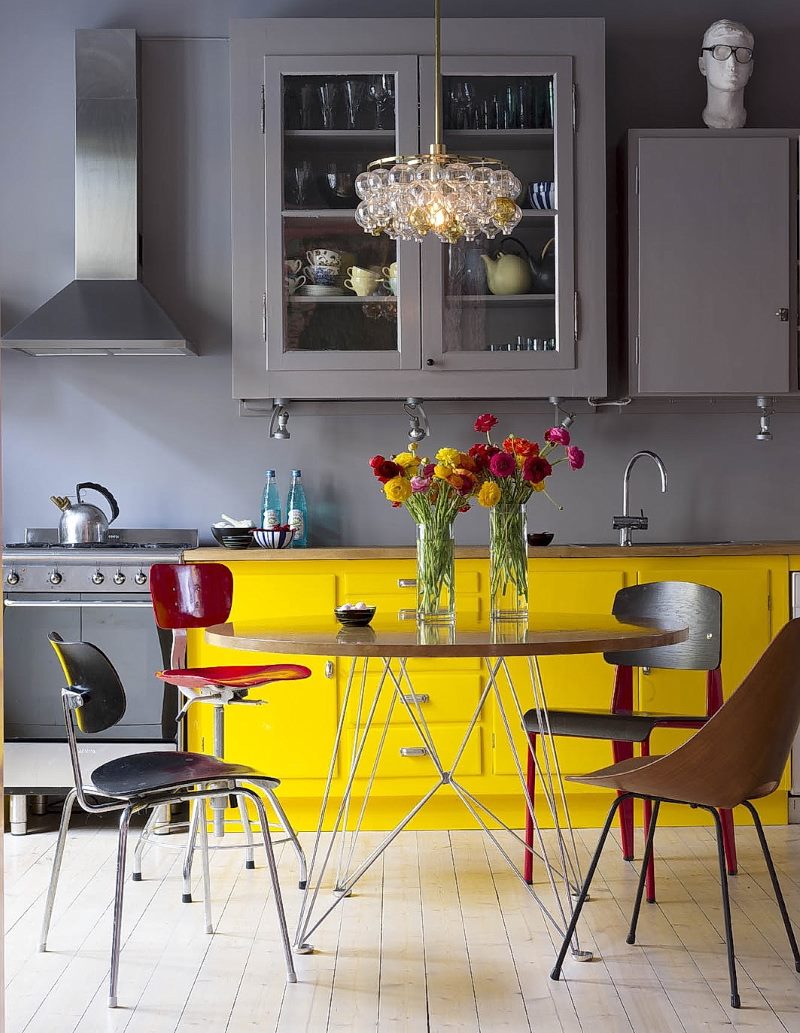 Cucina grigia con piedistallo giallo