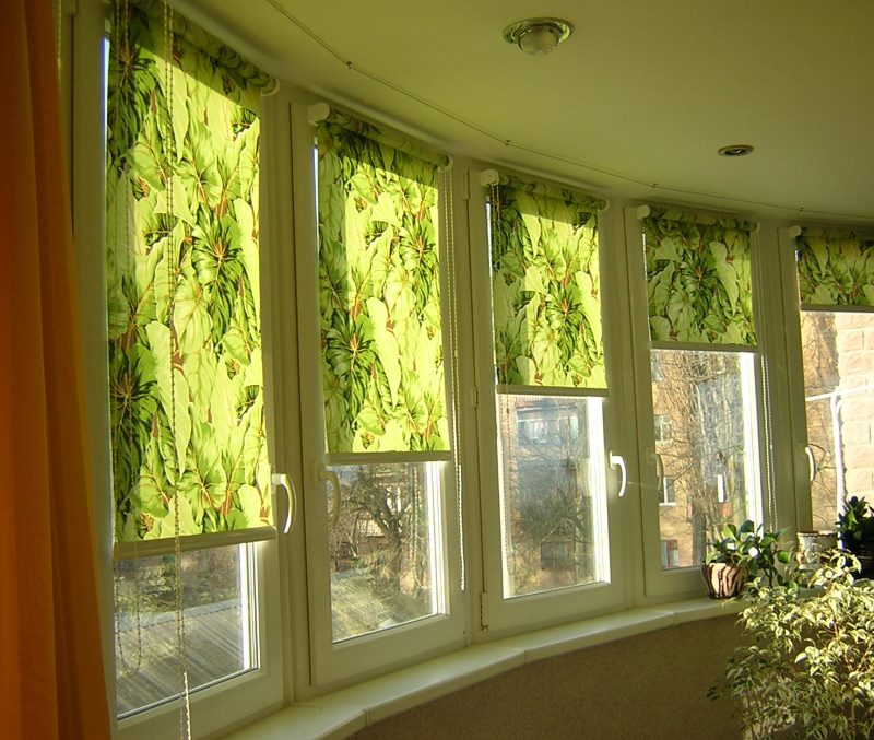 Tende verdi alle finestre di un balcone semicircolare