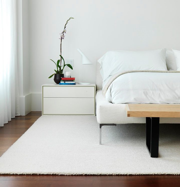 Moquette bianca minimalista sul pavimento della camera da letto