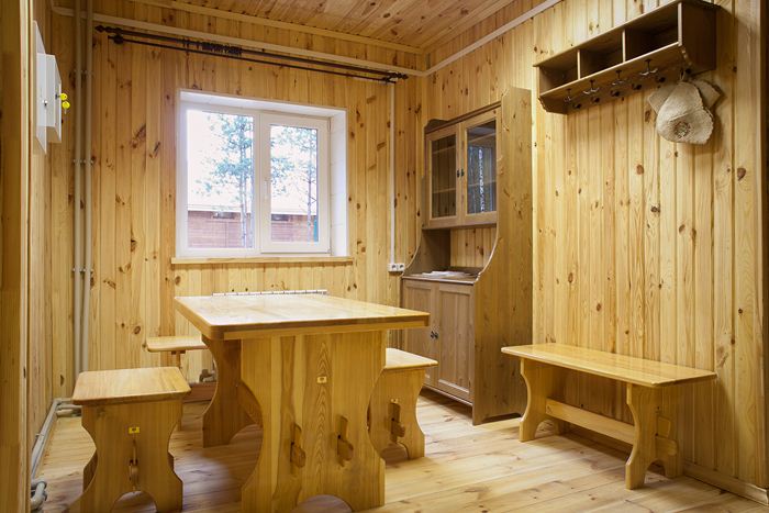 Disposizione di una sala relax in un bagno di legno