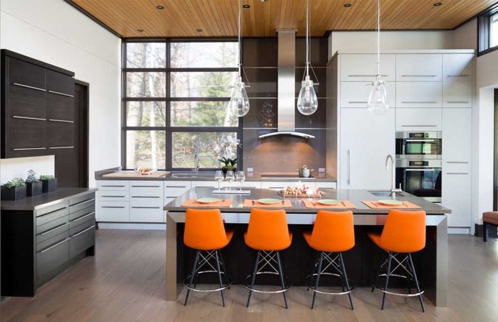 Tabourets de bar orange dans une cuisine moderne