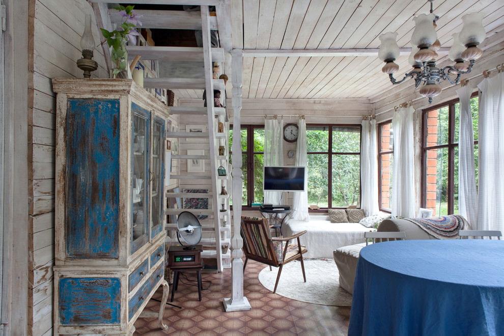 Petit salon avec escalier au deuxième étage d'une maison de campagne