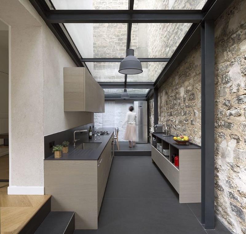 Cucina design con soffitto in vetro