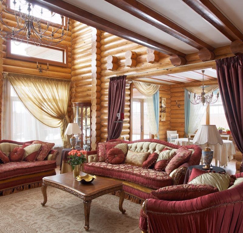 Canapés moelleux confortables dans le hall principal d'une maison privée