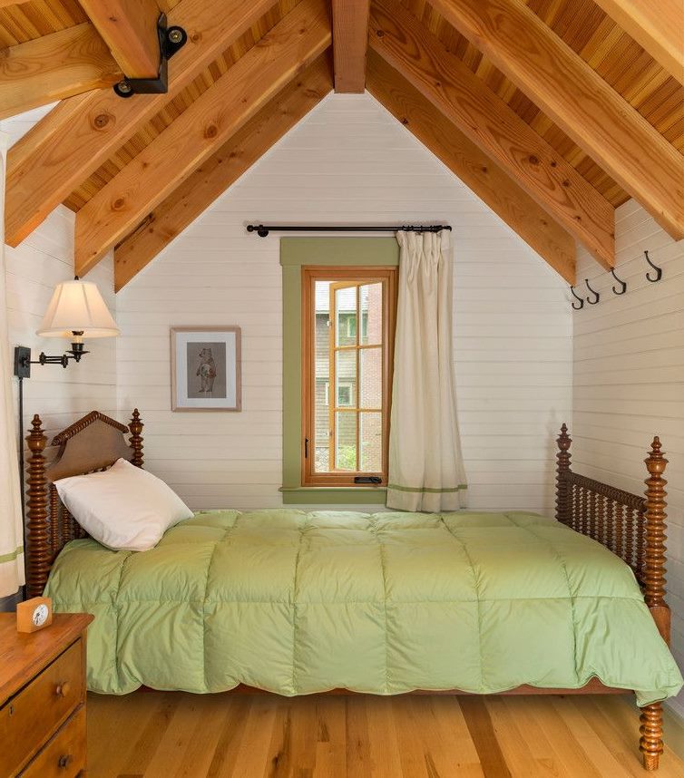 Intérieur d'une petite chambre dans le grenier d'une maison en bois