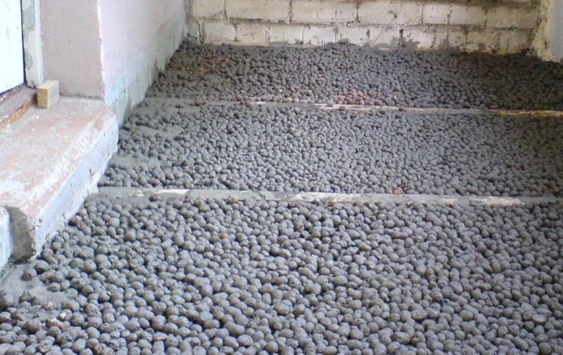 Riscaldare il pavimento del balcone con argilla espansa