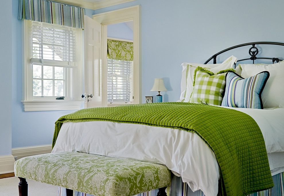 Couvre-lit vert dans une chambre aux murs bleus