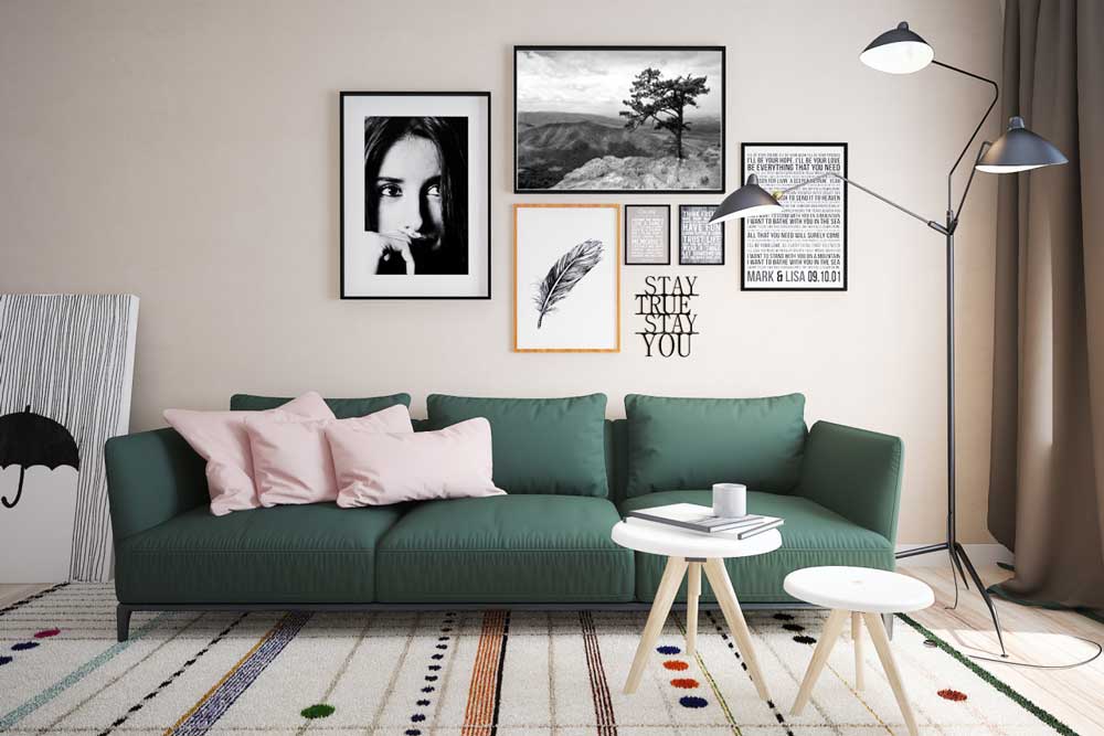 Décoration photo d'un mur sur un canapé vert foncé