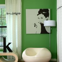 Rideaux blancs dans une pièce aux murs verts