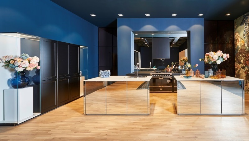 Design della cucina con superfici a specchio