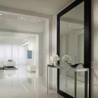 Grand miroir dans un intérieur minimaliste