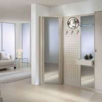 Salon design avec miroirs sur armoires