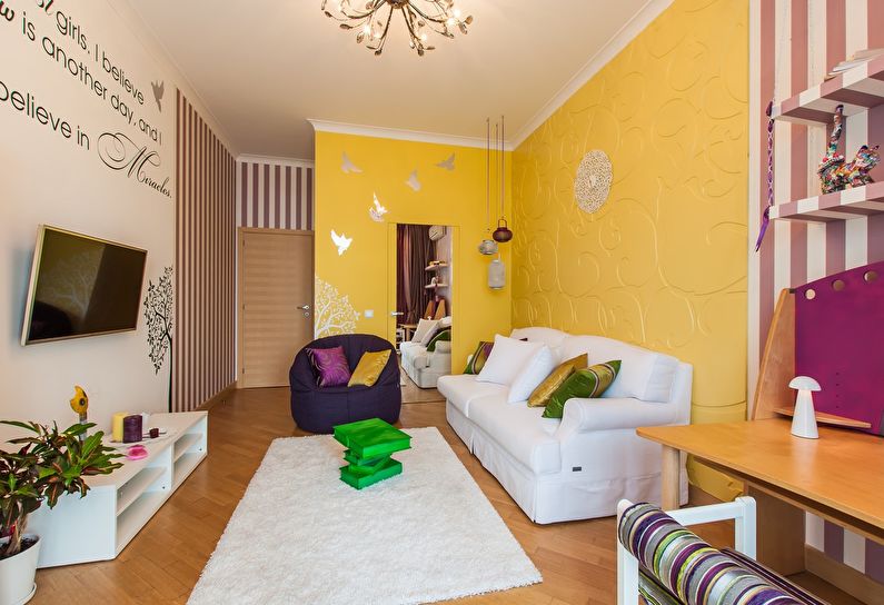 الجدار الأصفر في غرفة المعيشة في خروتشوف