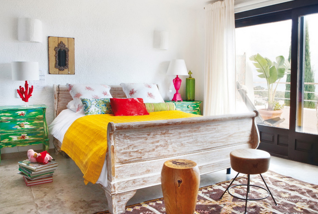Couvre-lit jaune sur un lit en bois