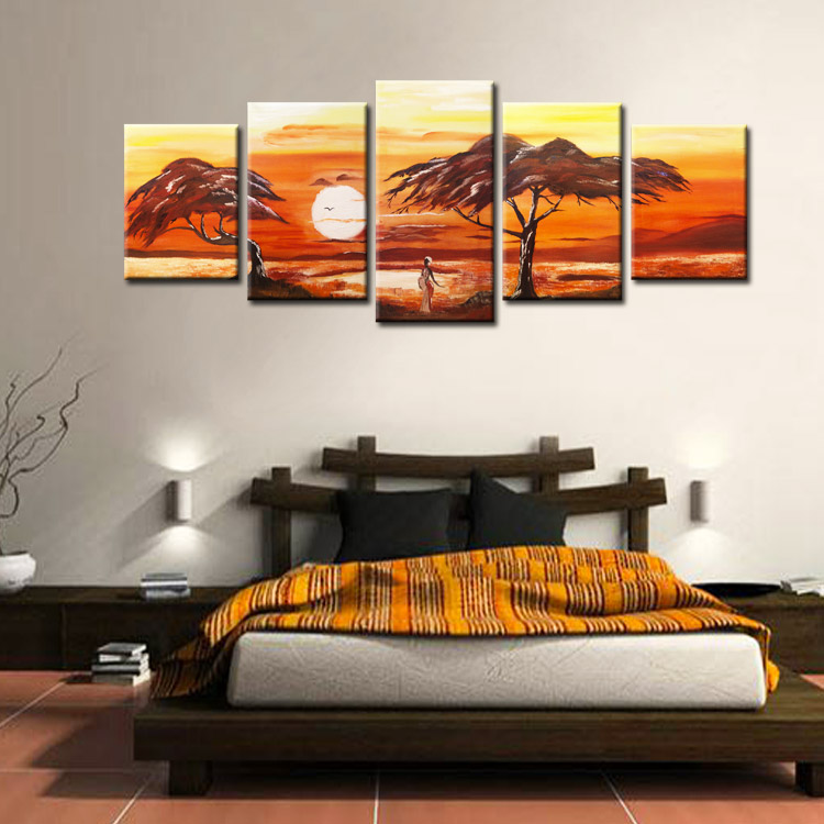 Alacsony ágy a hálószobában festményekkel a falon