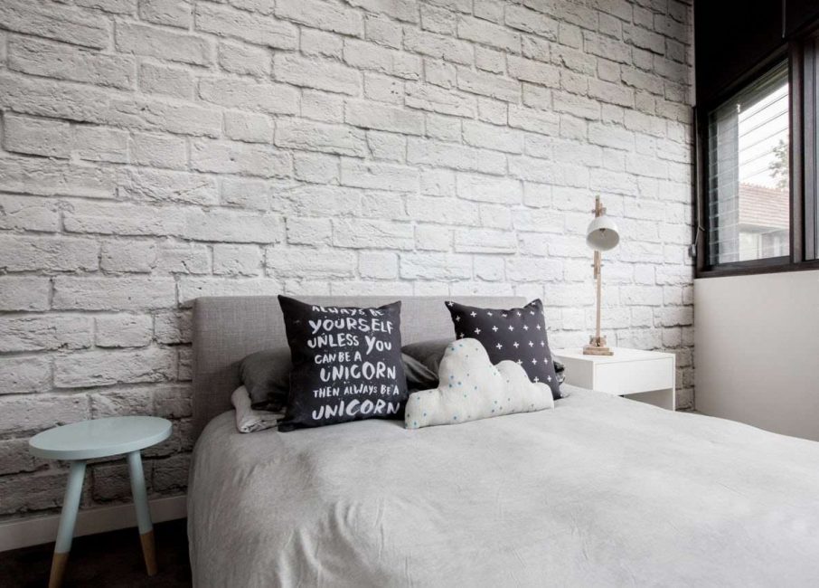 Mur de briques blanches comme neige dans la chambre d'une maison privée
