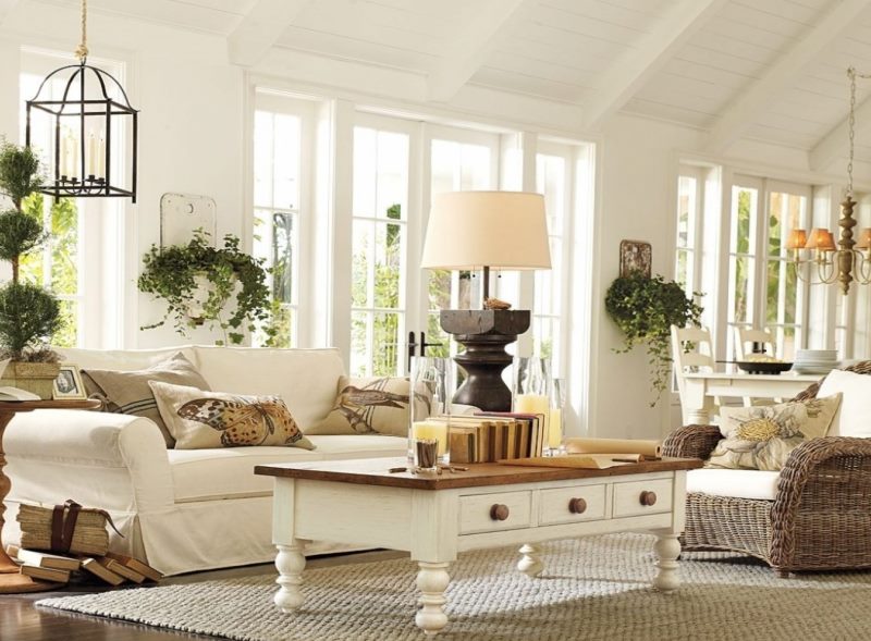 Table basse en bois naturel dans un salon blanc