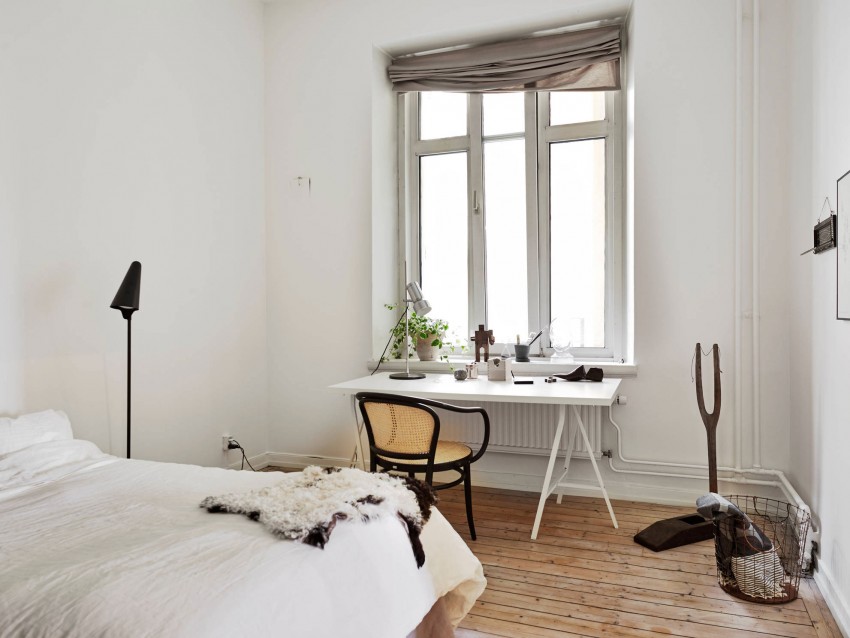 Bijele cijevi za grijanje u spavaćoj sobi skandinavskog stila