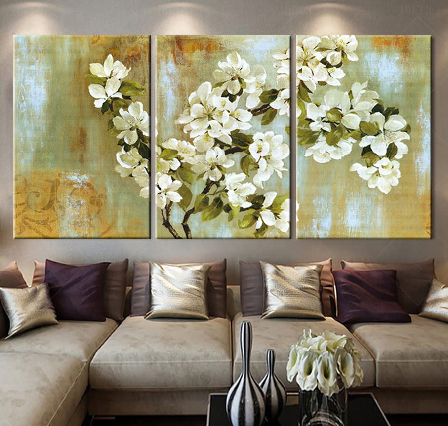 Modulāra triptiha attēls uz viesistabas sienas