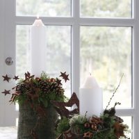 Bellissimi vasi con fiori sul davanzale della finestra