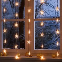 Una ghirlanda di stelle sulla finestra della sera