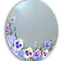 Disegni di fiori su uno specchio ovale