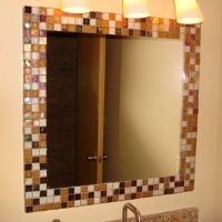 Tessere di mosaico sulla cornice dello specchio